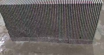 海南芝麻白毛板荒料切割