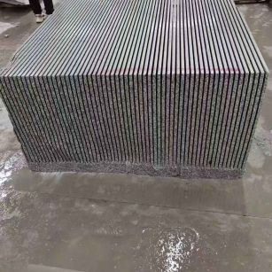 海南芝麻白毛板荒料切割